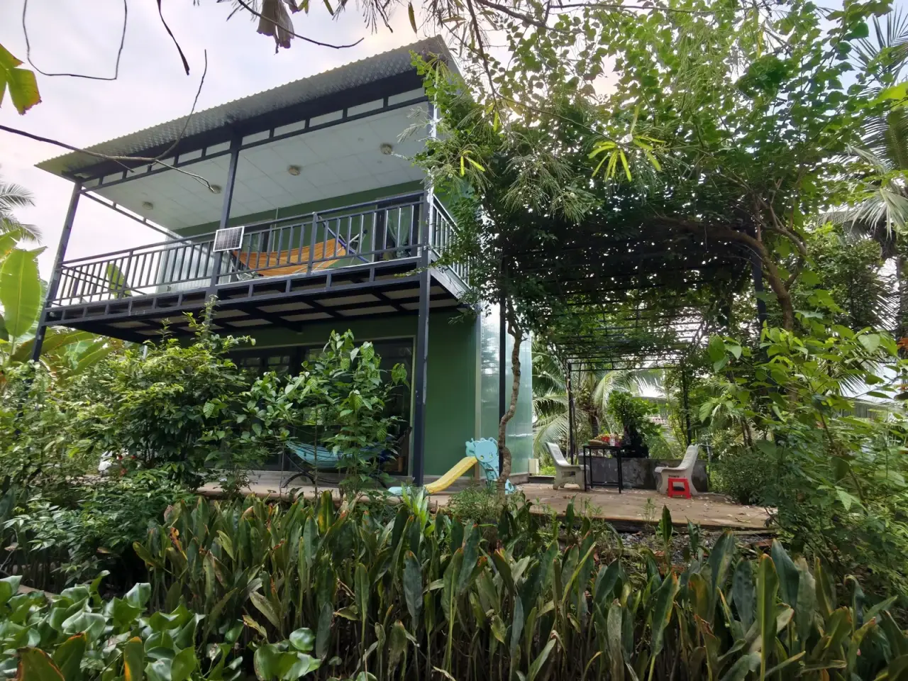 Two-Bedroom House garden patio at Coco Happy Farm